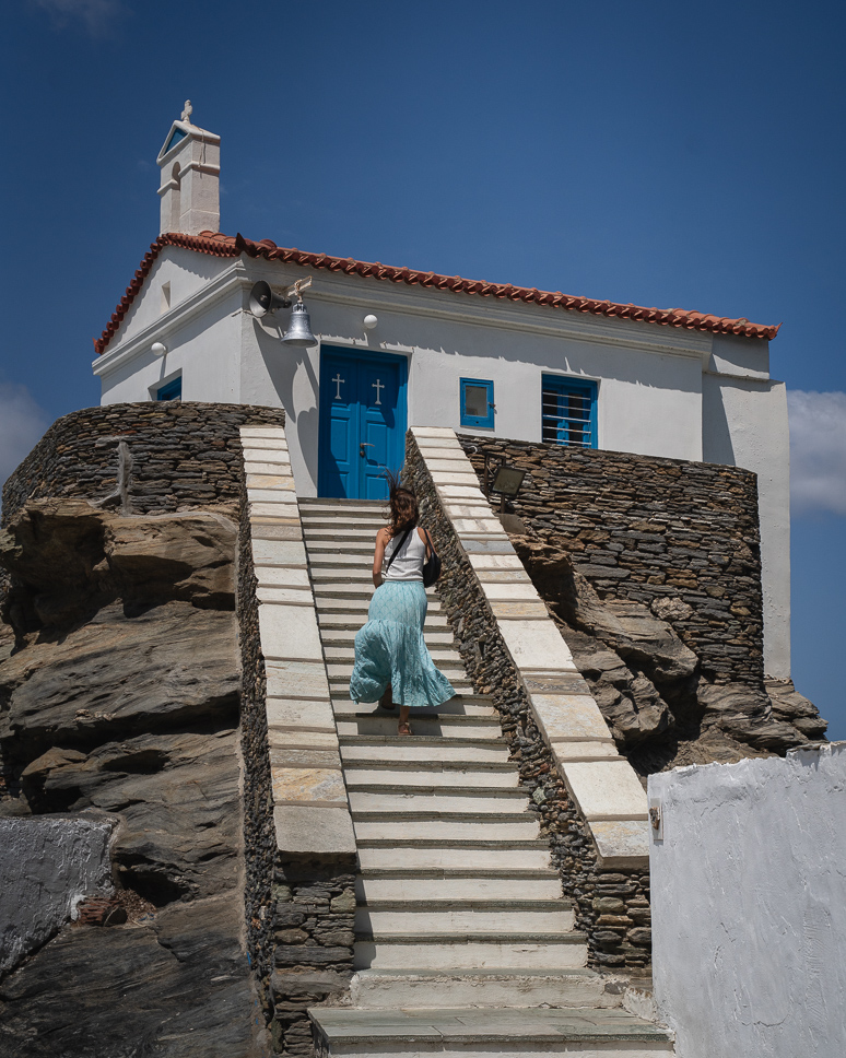 Meisje wandellt op Mother of Lord Thalassini Holy Chapel in Chora Andros